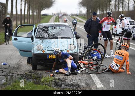 American Travis McCabe d'UnitedHealthcare et slovène Marko Kump de CCC Sprandi Polkowice photographié après un accident lors de l'édition 106th de la course cycliste d'une journée 'Schelprivjs', à 200,4 km de Borsele à Schoten, mercredi 04 avril 2018. BELGA PHOTO YORICK JANSENS Banque D'Images