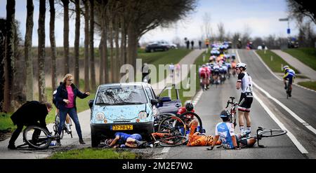 American Travis McCabe of UnitedHealthcare, slovène Marko Kump de CCC Sprandi Polkowice et Israel Aviv Yechezkel of Israel Cycling Academy photographiée après un accident lors de l'édition 106th de la course cycliste d'une journée 'Scheljsn', à 200,4 km de Borsele à Schoten, mercredi 04 avril 2018. BELGA PHOTO YORICK JANSENS Banque D'Images