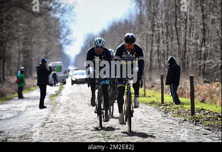 L'italien Daniel OSS de Bora-Hansgrohe et le slovaque Peter Sagan de Bora-Hansgrohe photographiés en action lors d'une reconnaissance sur piste, jeudi 05 avril 2018, en prévision de la course cycliste d'une journée « Paris-Roubaix » de dimanche. BELGA PHOTO DAVID STOCKMAN Banque D'Images