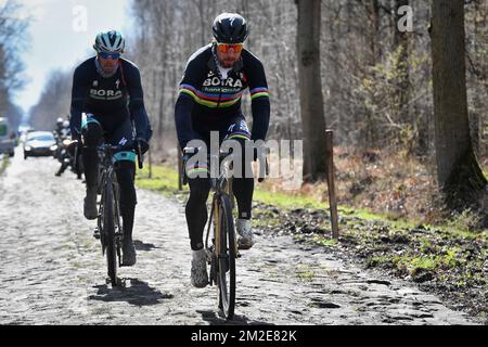 L'italien Daniel OSS de Bora-Hansgrohe et le slovaque Peter Sagan de Bora-Hansgrohe photographiés en action lors d'une reconnaissance sur piste, jeudi 05 avril 2018, en prévision de la course cycliste d'une journée « Paris-Roubaix » de dimanche. BELGA PHOTO DAVID STOCKMAN Banque D'Images