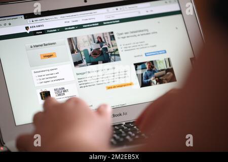 L'illustration montre le site Internet de la banque en ligne ABN AMRO Belgique en néerlandais, lundi 09 avril 2018 à Charleroi. BELGA PHOTO VIRGINIE LEFOUR Banque D'Images