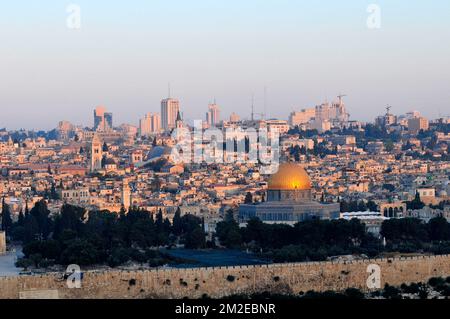 Vue en début de matinée sur Jérusalem depuis le Mont des oliviers à Jérusalem-est. Banque D'Images