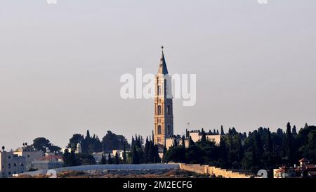 Une vue lointaine de l'Eglise orthodoxe russe de l'Ascension sur le Mont des Oliviers à Jérusalem. Banque D'Images