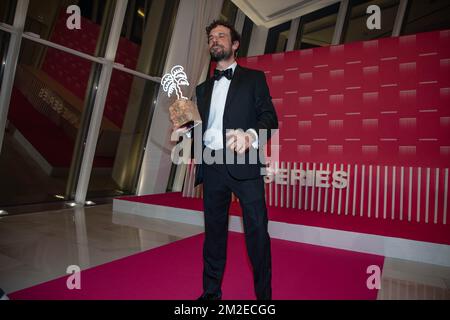 Francesco Montanari décerne le prix de la meilleure performance à la série « il Cacciatore » aux lauréats des Canneseries Photocall | Francesco Montanari pose avec le prix de la performance de la meilleure qualité pour la série « il Cacciatore ». au photocall des lauréats du Canneseries . 11/04/2018 Banque D'Images