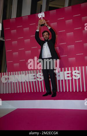 Francesco Montanari décerne le prix de la meilleure performance à la série « il Cacciatore » aux lauréats des Canneseries Photocall | Francesco Montanari pose avec le prix de la performance de la meilleure qualité pour la série « il Cacciatore ». au photocall des lauréats du Canneseries . 11/04/2018 Banque D'Images