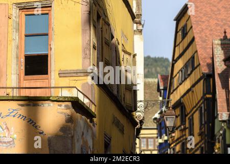 Riquewihr est une ville médiévale classée. Il est situé dans les vignobles les plus connus d'Alsace | Riquewihr est une cité medievale classee célébration nichee au sein des vignobles alsaciens 01/04/2018 Banque D'Images