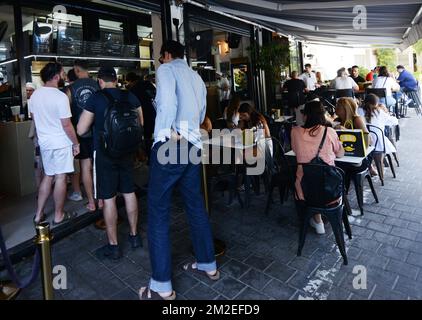 Le restaurant animé HaKosem Falafel & Shawarma de tel-Aviv, Israël. Banque D'Images