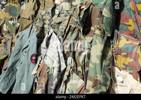 Vêtements militaires d'occasion | Equipements militaires de seconde main 15/04/2018 Banque D'Images