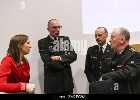 Ann Schoubs, Présidente de la FIA/SFIA, Chef de la Défense, général Marc Compernol, Inspecteur général de la Défense belge Henk Robberecht et DG MR, Lieutenant général Rudy Debaene, photographiés lors d'une session de la Commission de la Défense de la Chambre au Parlement fédéral, à Bruxelles, le mercredi 18 avril 2018. Aujourd'hui, la commission poursuit son débat sur l'affaire F-16. BELGA PHOTO LAURIE DIEFFEMBACQ Banque D'Images