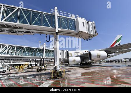 L'Airbus A380 d'Emirates arrive à la porte, lors de l'inauguration de la triple porte sur l'embarcadère B, à l'aéroport de Bruxelles, à Zaventem, le jeudi 19 avril 2018. Pour cette inauguration, Emirates Airline vole un Airbus A380 à Bruxelles. BELGA PHOTO DIRK WAEM Banque D'Images