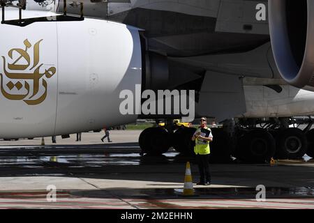 L'Airbus A380 d'Emirates arrive à la porte, lors de l'inauguration de la triple porte sur l'embarcadère B, à l'aéroport de Bruxelles, à Zaventem, le jeudi 19 avril 2018. Pour cette inauguration, Emirates Airline vole un Airbus A380 à Bruxelles. BELGA PHOTO DIRK WAEM Banque D'Images