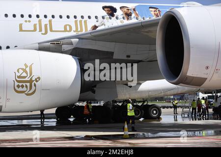 L'Airbus A380 d'Emirates arrive à la porte, lors de l'inauguration de la triple porte sur l'embarcadère B, à l'aéroport de Bruxelles, à Zaventem, le jeudi 19 avril 2018. Pour cette inauguration, Emirates Airline vole un Airbus A380 à Bruxelles. BELGA PHOTO DIRK WAEM Banque D'Images