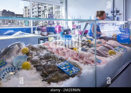 Comptoir avec poisson frais exposé au marché aux poissons en plein air / Vistrap sur le quai dans la ville d'Ostende / Ostende, Belgique | Poissonnerie / marché au poisson au Vistrap sur le quai du port d'Ostende, Belgique 19/04/2018 Banque D'Images