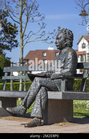 Statue d'Albert Einstein assise sur un banc de parc à la station balnéaire de Haan / le Coq, Flandre Occidentale, Belgique | Statue d'Albert Einstein au Coq-sur-Mer, Belgique 18/04/2018 Banque D'Images