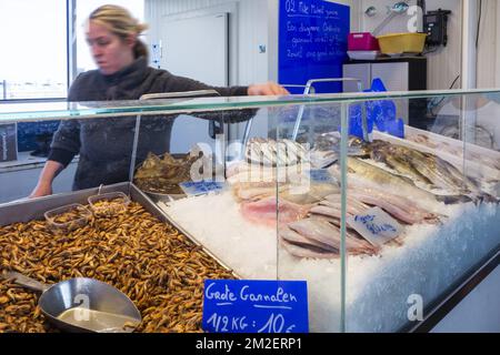 Comptoir avec poisson frais exposé au marché aux poissons en plein air / Vistrap sur le quai dans la ville d'Ostende / Ostende, Belgique | Poissonnerie / marché au poisson au Vistrap sur le quai du port d'Ostende, Belgique 19/04/2018 Banque D'Images