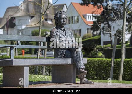 Statue d'Albert Einstein assise sur un banc de parc à la station balnéaire de Haan / le Coq, Flandre Occidentale, Belgique | Statue d'Albert Einstein au Coq-sur-Mer, Belgique 18/04/2018 Banque D'Images