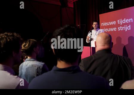 Le président de SP.a, John Crombez, a été photographié pendant les discours traditionnels du soir précédant le 01 mai, la Journée du travail, la Journée internationale des travailleurs, le lundi 30 avril 2018 à Gand. BELGA PHOTO DIRK WAEM Banque D'Images