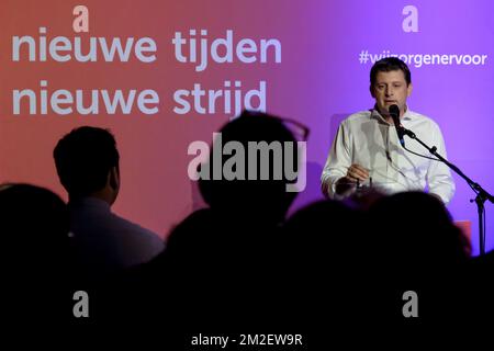 Le président de SP.a, John Crombez, a été photographié pendant les discours traditionnels du soir précédant le 01 mai, la Journée du travail, la Journée internationale des travailleurs, le lundi 30 avril 2018 à Gand. BELGA PHOTO DIRK WAEM Banque D'Images