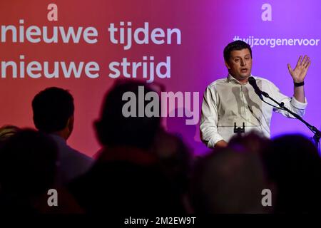 Le président de SP.a, John Crombez, a été photographié pendant les discours traditionnels du soir précédant le 01 mai, la Journée du travail, la Journée internationale des travailleurs, le lundi 30 avril 2018 à Gand. BELGA PHOTO DIRK WAEM Banque D'Images