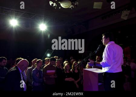 Le président de SP.a, John Crombez, a été photographié pendant les discours traditionnels du soir précédant le 01 mai, la Journée du travail, la Journée internationale des travailleurs, le lundi 30 avril 2018 à Gand. BELGA PHOTO DIRK WAEM Banque D'Images