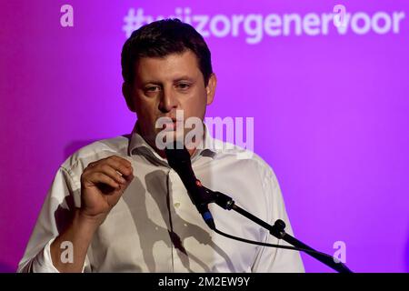 Le président de SP.a, John Crombez, a été photographié pendant les discours traditionnels du soir précédant le 01 mai, la Journée du travail, la Journée internationale des travailleurs, le lundi 30 avril 2018 à Gand. BELGA PHOTO DIRK WAEM Banque D'Images