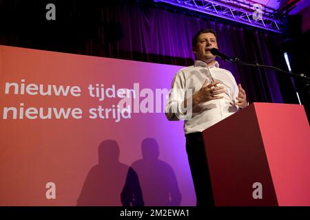 Le président de SP.a, John Crombez, a été photographié pendant les discours traditionnels du soir précédant le 01 mai, la Journée du travail, la Journée internationale des travailleurs, le lundi 30 avril 2018 à Gand. BELGA PHOTO DIRK WAEM Banque D'Images