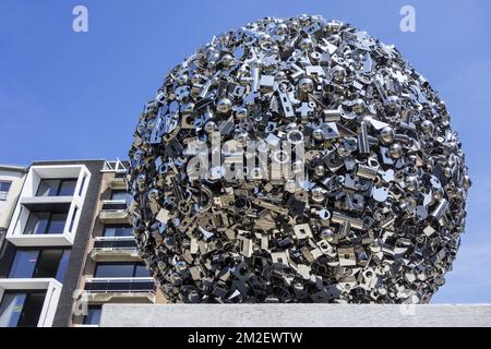 Œuvres d'art des choses vraiment brillantes qui ne signifient vraiment rien par Ryan Gander pendant Beaufort 2018 à Koksijde / Coxyde, Flandre Occidentale, Belgique | l'ouvre des choses vraiment brillantes qui ne signifient pas vraiment rien par Ryan Gander à Coxyde suspendu le projet artistique Beaufort 2018 en Belgique 19/04/2018 Banque D'Images