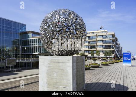 Œuvres d'art des choses vraiment brillantes qui ne signifient vraiment rien par Ryan Gander pendant Beaufort 2018 à Koksijde / Coxyde, Flandre Occidentale, Belgique | l'ouvre des choses vraiment brillantes qui ne signifient pas vraiment rien par Ryan Gander à Coxyde suspendu le projet artistique Beaufort 2018 en Belgique 19/04/2018 Banque D'Images