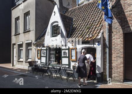 Touristes entrant dans le 18th siècle Huisje van Majutte / maison de Majutte, ancienne maison de pêcheur maintenant musée-café à Blankenberge, Flandre Occidentale, Belgique | Huisje van Majutte / Maison de Majutte à Blankenberge, Belgique 18/04/2018 Banque D'Images