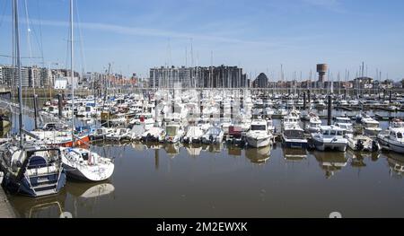 Bateaux à voile, bateaux à moteur et yachts de plaisance dans la marina de la station balnéaire de Blankenberge le long de la côte de la mer du Nord, Flandre Occidentale, Belgique | Voiliers au port de plaisance à Blankenberge, Belgique 18/04/2018 Banque D'Images