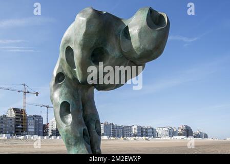 Sculpture de demain Homme fait par la mer par l'artiste Catherine François sur groyne le long de la côte de la mer du Nord à Knokke-Heist, Flandre Occidentale, Belgique | Sculpture de demain Homme fait par la mer par l'artiste Catherine François à Knokke-Heist, Belgique 18/04/2018 Banque D'Images