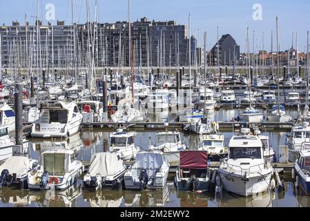 Bateaux à voile, bateaux à moteur et yachts de plaisance dans la marina de la station balnéaire de Blankenberge le long de la côte de la mer du Nord, Flandre Occidentale, Belgique | Voiliers au port de plaisance à Blankenberge, Belgique 18/04/2018 Banque D'Images