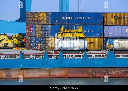 Dockworkers utilisant une grue portique / grue portatrice / grue portique dans le port de Zeebrugge / Zeebruges le long de la côte de la mer du Nord, Flandre, Belgique | Manutention de concurrents port de Zeebruges, Belgique 18/04/2018 Banque D'Images