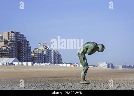 Sculpture de demain Homme fait par la mer par l'artiste Catherine François sur groyne le long de la côte de la mer du Nord à Knokke-Heist, Flandre Occidentale, Belgique | Sculpture de demain Homme fait par la mer par l'artiste Catherine François à Knokke-Heist, Belgique 18/04/2018 Banque D'Images