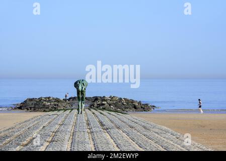 Sculpture de demain Homme fait par la mer par l'artiste Catherine François sur groyne le long de la côte de la mer du Nord à Knokke-Heist, Flandre Occidentale, Belgique | Sculpture de demain Homme fait par la mer par l'artiste Catherine François à Knokke-Heist, Belgique 18/04/2018 Banque D'Images