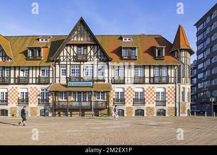 De Barkentijn, maison d'angle de style normand, aujourd'hui centre de vacances dans la station balnéaire Nieuwpoort / Nieuport, Flandre Occidentale, Belgique | de Barkentijn, maison d'angle en style Normand au station balnéaire Nieuport, Belgique 18/04/2018 Banque D'Images