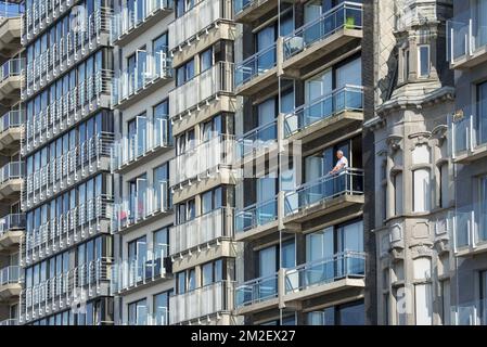 Homme âgé debout sur balcon d'appartement moderne | Homme agé sur balcon d'appartement 19/04/2018 Banque D'Images