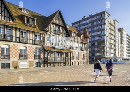 De Barkentijn, maison d'angle de style normand, aujourd'hui centre de vacances dans la station balnéaire Nieuwpoort / Nieuport, Flandre Occidentale, Belgique | de Barkentijn, maison d'angle en style Normand au station balnéaire Nieuport, Belgique 18/04/2018 Banque D'Images