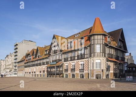 De Barkentijn, maison d'angle de style normand, aujourd'hui centre de vacances dans la station balnéaire Nieuwpoort / Nieuport, Flandre Occidentale, Belgique | de Barkentijn, maison d'angle en style Normand au station balnéaire Nieuport, Belgique 18/04/2018 Banque D'Images