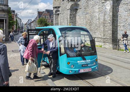 Touristes âgés sortant de Keolis bus pédestre / Wandelbus, personnes électriques Mover dans le centre historique de Gand, Flandre, Belgique | Wandelbus / bus roulant au pas, navette électrique de Keolis traversant la zone piéton du centre-ville de Gand, Belgique 03/05/2018 Banque D'Images