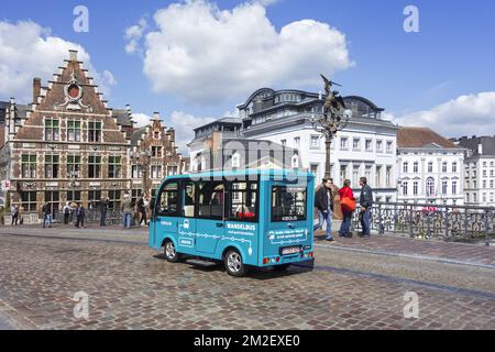 Keolis Walking bus / Wandelbus, Electric People Mover dans la zone piétonne du centre historique de Gand, Flandre orientale, Belgique | Wandelbus / bus roulant au pas, navette électrique de Keolis traversant la zone piétonne du centre-ville de Gand, Belgique 03/05/2018 Banque D'Images