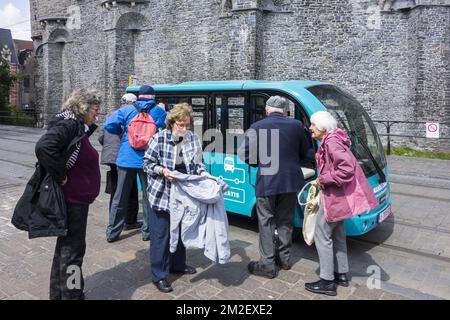 Touristes âgés sortant de Keolis bus pédestre / Wandelbus, personnes électriques Mover dans le centre historique de Gand, Flandre, Belgique | Wandelbus / bus roulant au pas, navette électrique de Keolis traversant la zone piéton du centre-ville de Gand, Belgique 03/05/2018 Banque D'Images