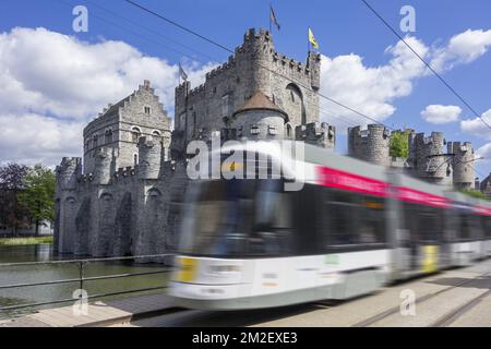 Tramway de Lijn devant le Gravensteen médiéval / château des comtes dans le centre historique de Gand, Flandre orientale, Belgique | tramway / tramway de Lijn / la ligne devant le Château des comtes de Flandre dans la zone piéton au centre historique de Gand, Belgique 03/05/2018 Banque D'Images