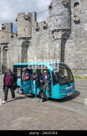 Touristes âgés sortant de Keolis bus pédestre / Wandelbus, personnes électriques Mover dans le centre historique de Gand, Flandre, Belgique | Wandelbus / bus roulant au pas, navette électrique de Keolis traversant la zone piéton du centre-ville de Gand, Belgique 03/05/2018 Banque D'Images