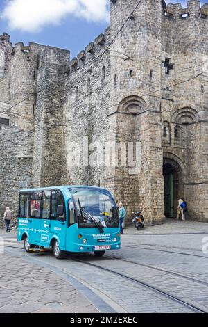 Keolis Walking bus / Wandelbus, Electric People Mover dans la zone piétonne du centre historique de Gand, Flandre orientale, Belgique | Wandelbus / bus roulant au pas, navette électrique de Keolis traversant la zone piétonne du centre-ville de Gand, Belgique 03/05/2018 Banque D'Images