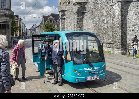 Touristes âgés sortant de Keolis bus pédestre / Wandelbus, personnes électriques Mover dans le centre historique de Gand, Flandre, Belgique | Wandelbus / bus roulant au pas, navette électrique de Keolis traversant la zone piéton du centre-ville de Gand, Belgique 03/05/2018 Banque D'Images