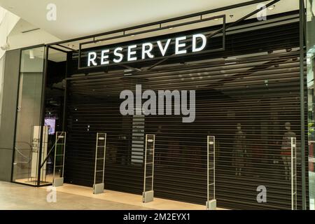 Gdansk Pologne, septembre 2022. RÉSERVÉ aux magasins de vêtements fermés dans le centre commercial Forum. Les marques de vêtements mondiales ont cessé leurs activités les boutiques de marques du centre commercial sont fermées. La porte à volet roulant ou le magasin de rideaux suspend le travail en Russie. Sanctions et embargo, arrêt du travail des magasins de vêtements du marché de masse avec fermeture des vitrines, suspension des commerces de détail et marques quittant le marché Banque D'Images