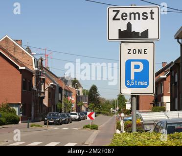 L'illustration montre le nom de la municipalité de Zemst sur un panneau routier, dimanche 06 mai 2018. PHOTO DE BELGA NATHALIE WILLEMS Banque D'Images