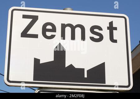 L'illustration montre le nom de la municipalité de Zemst sur un panneau routier, dimanche 06 mai 2018. PHOTO DE BELGA NATHALIE WILLEMS Banque D'Images