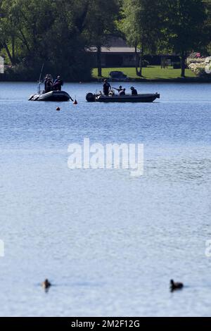 L'illustration montre des sauveteurs sur l'eau, lors d'une action de police de recherche d'un homme disparu après qu'il est tombé dans l'eau Sundaynight, à Miramar en mol, le lundi 07 mai 2018. Selon les médias, l'homme disparu est l'ancien champion du monde de motocross Eric Geboers. BELGA PHOTO KRISTOF VAN ACCOM Banque D'Images